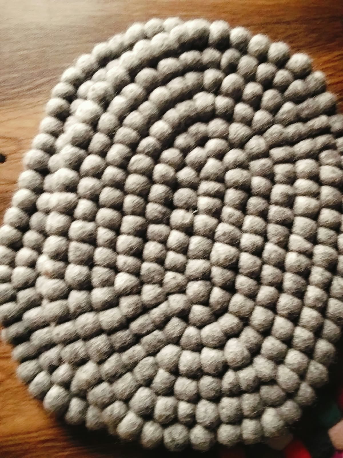 🩶 Silver Cloud Gray Circular Woolen Mat – 40 × 35 cm